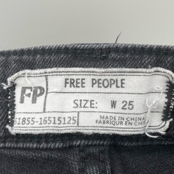 FREE PEOPLE Cutwork Cigar Dark Wash Black Faded
High Rise Cropped Jean Pants 25 - Picture 8 of 9